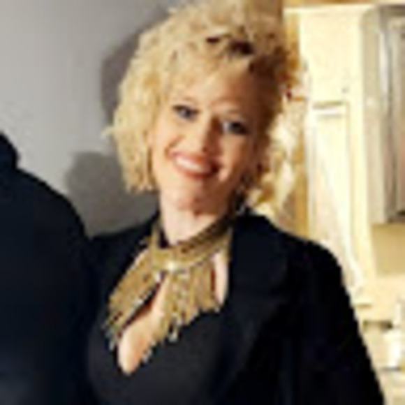 Profile Picture of Sarah Barbee robinson (@sashaybarbee) on Poshmark