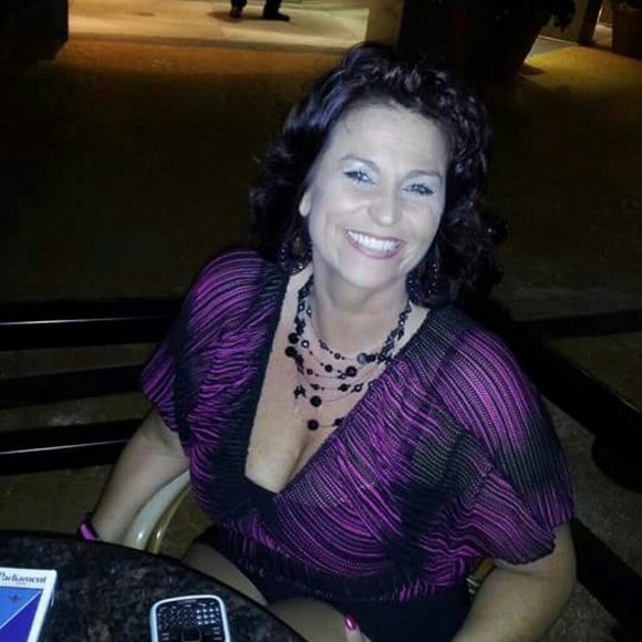 Profile Picture of Stephanie Reise (@stephaniereise) on Poshmark