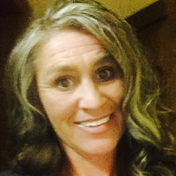 Profile Picture of Heidi Hanshew (@heidihanshew) on Poshmark