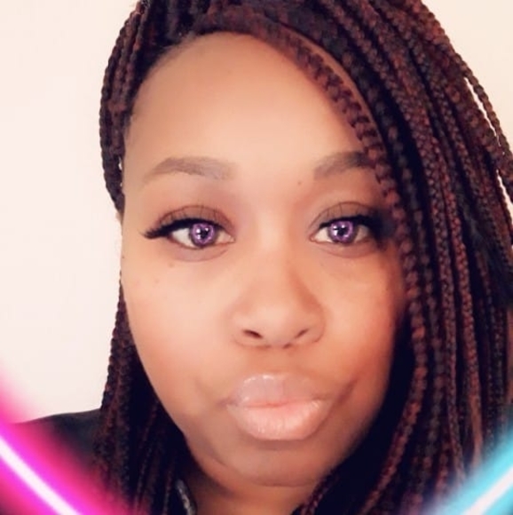 Profile Picture of Melanie Driver (@prettypettyme) on Poshmark