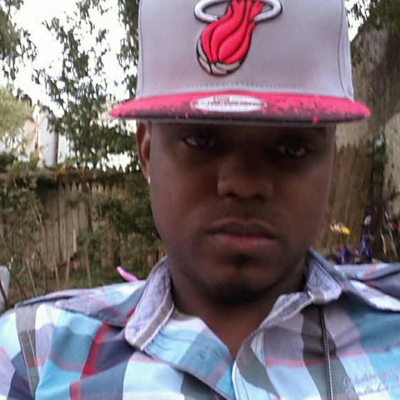 Profile Picture of Shawn Bent (@shawnstorm) on Poshmark