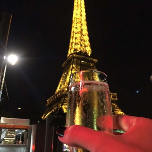 Lara Stephanian - Poshmark Profile Picture of Lara Stephanian (@parisianyoga18) on Poshmark