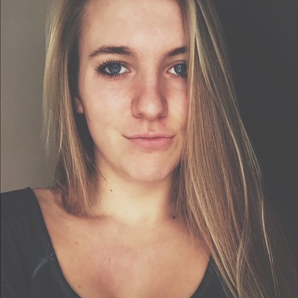 Profile Picture of Megan Groters (@megangroters) on Poshmark