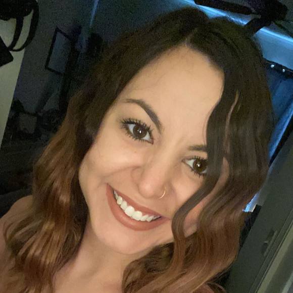 Profile Picture of Laura Stilwell (@laurastilwell) on Poshmark