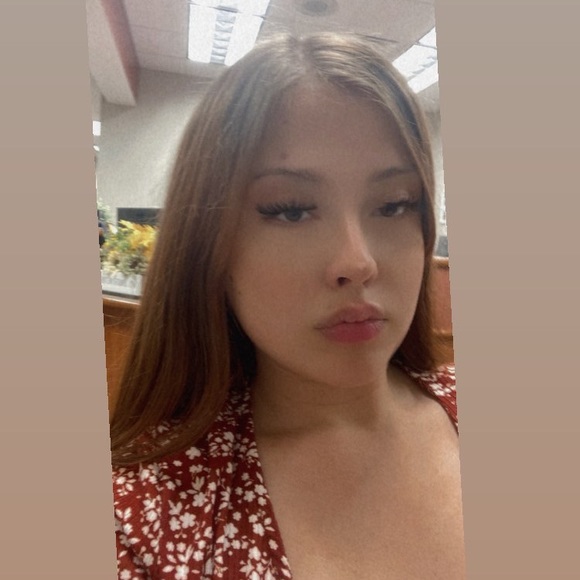 Profile Picture of Faith Colmore (@faithcolmore10) on Poshmark