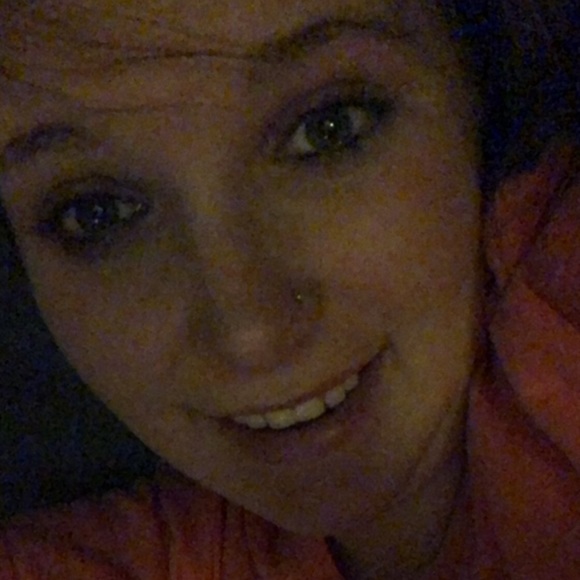 Profile Picture of Hollholly Mcentire (@hollymcentire1) on Poshmark