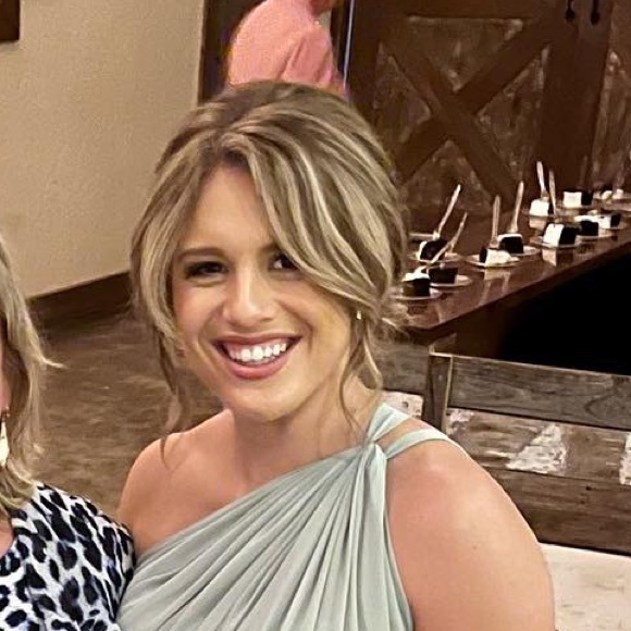 Profile Picture of Rebekah Marder (@rebekahnoey46) on Poshmark