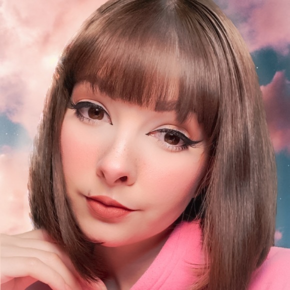 Profile Picture of Victoria Singleton (@vicsin_) on Poshmark