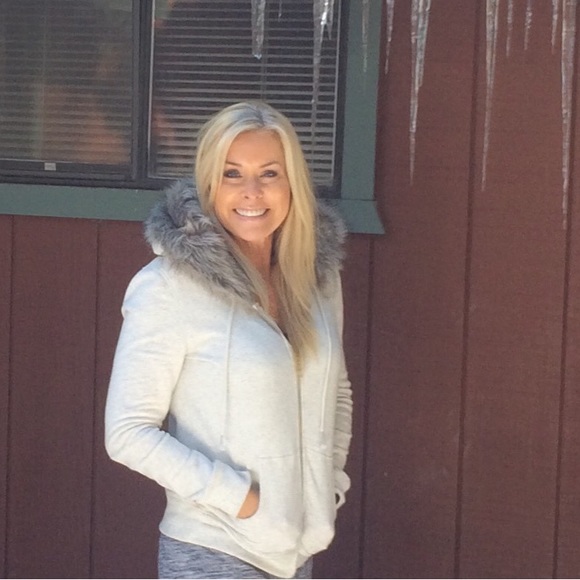 Profile Picture of Colette Schaefer (@colettek5939) on Poshmark