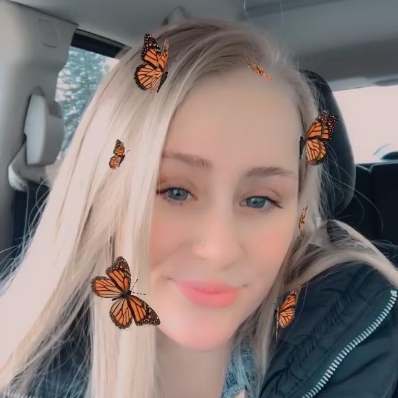 Profile Picture of Miranda Wright (@mirawright13) on Poshmark