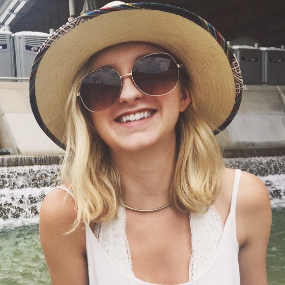 Profile Picture of Mallory Love (@mallorylove) on Poshmark