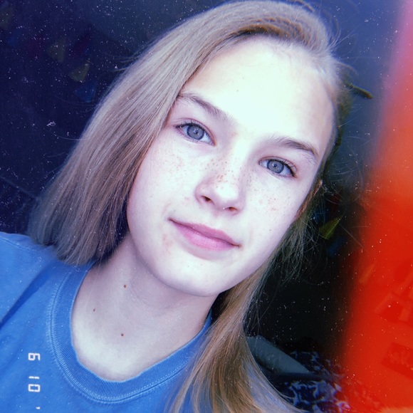 Profile Picture of Emily Quinn (@emily_hellmuth) on Poshmark