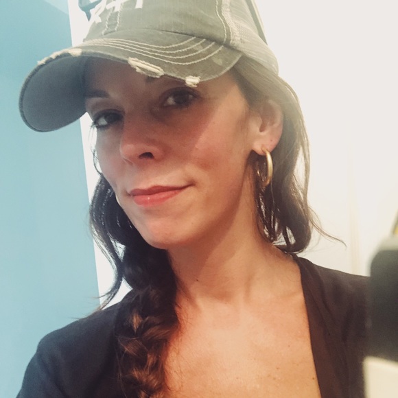 Profile Picture of Melissa Pharo (@melissapharo) on Poshmark