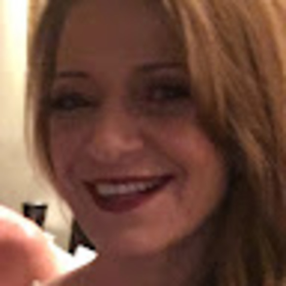 Profile Picture of Andrea Blanski (@andreablanski) on Poshmark