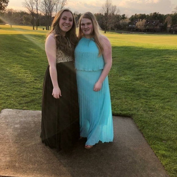 Profile Picture of Ellie Popik (@elliepopik) on Poshmark