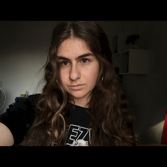 Profile Picture of Arpa Akbari (@arpaakbari) on Poshmark