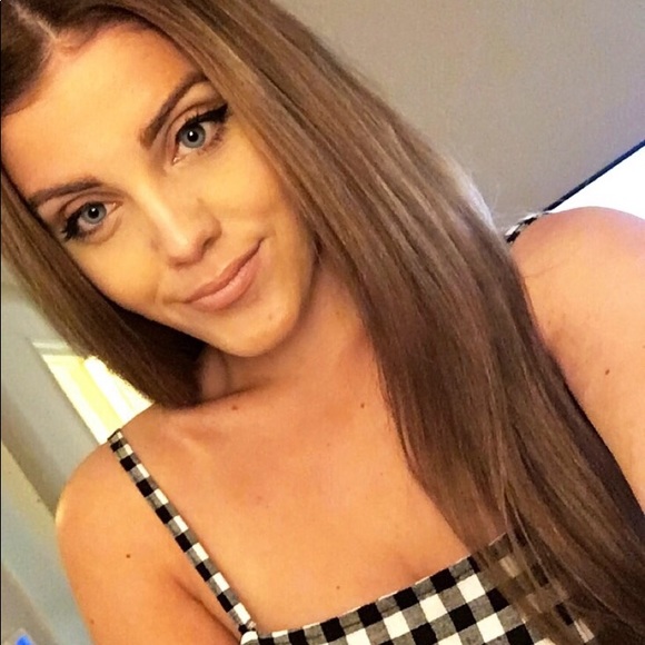 Profile Picture of Elise Singleton (@esingletonnn) on Poshmark