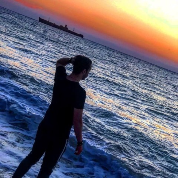 Profile Picture of Robert Constantinescu (@robertconsta290) on Poshmark