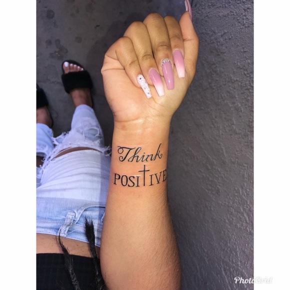 Profile Picture of Christina Battersby (@zoeymom6917) on Poshmark