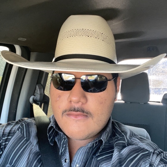 Profile Picture of Stevens Tovar (@stevenstovar) on Poshmark