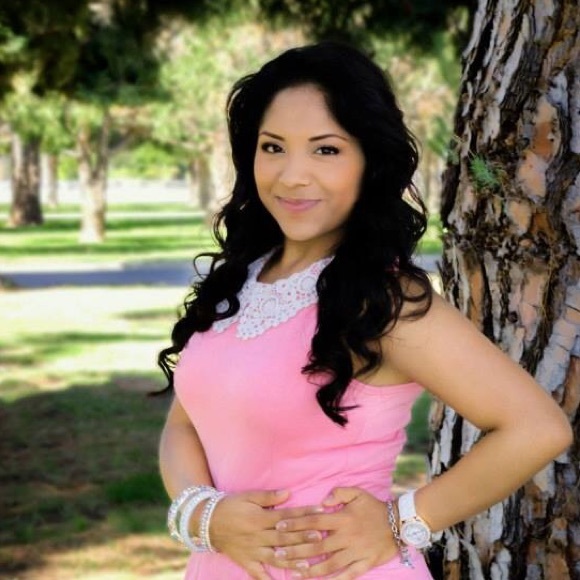 Profile Picture of Daniela Serna (@sernadaniella) on Poshmark