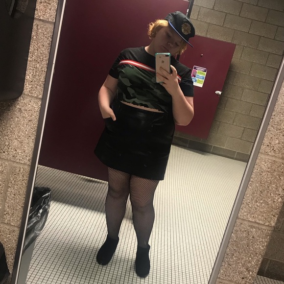 Profile Picture of Brandie Hilden (@bumblesbeee) on Poshmark