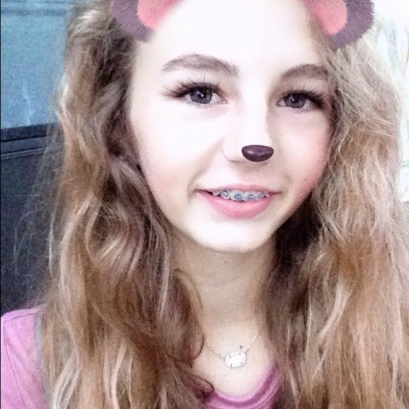 Profile Picture of Emma Chiles (@emma_chilea) on Poshmark