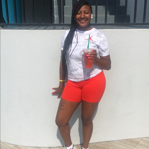 Profile Picture of Raven Thomas (@raeee030) on Poshmark