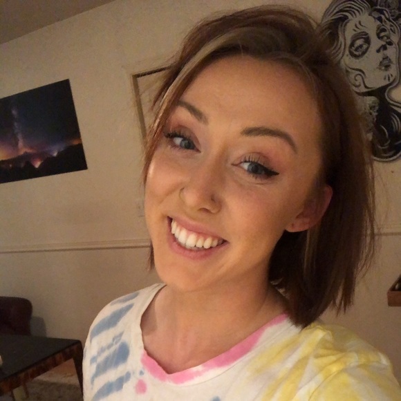 Profile Picture of Melissa Day (@dalissa_mey) on Poshmark