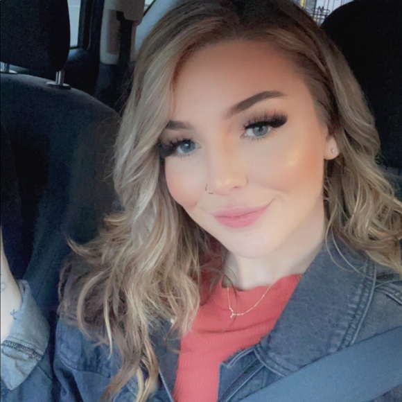 Profile Picture of Peyton Hurst-thomas (@peytonmarie0720) on Poshmark