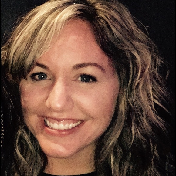 Profile Picture of Laura Eichenseer (@lingrassio) on Poshmark