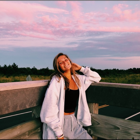 Profile Picture of Jessica Tyndall (@jessicatyndall8) on Poshmark