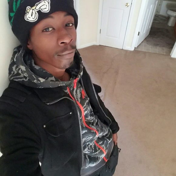Profile Picture of Darrin Walton (@gliterattigang) on Poshmark