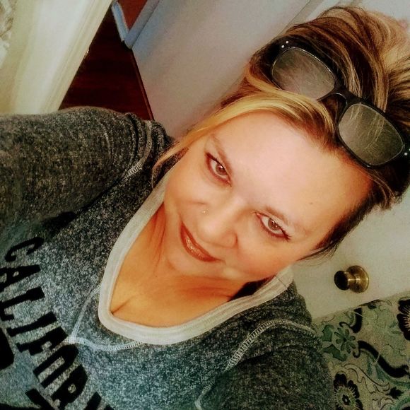 Profile Picture of Debra Hudson (@dallasddd) on Poshmark