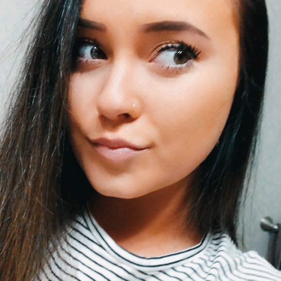 Profile Picture of Michaela Sterrett (@sterrettsmile) on Poshmark