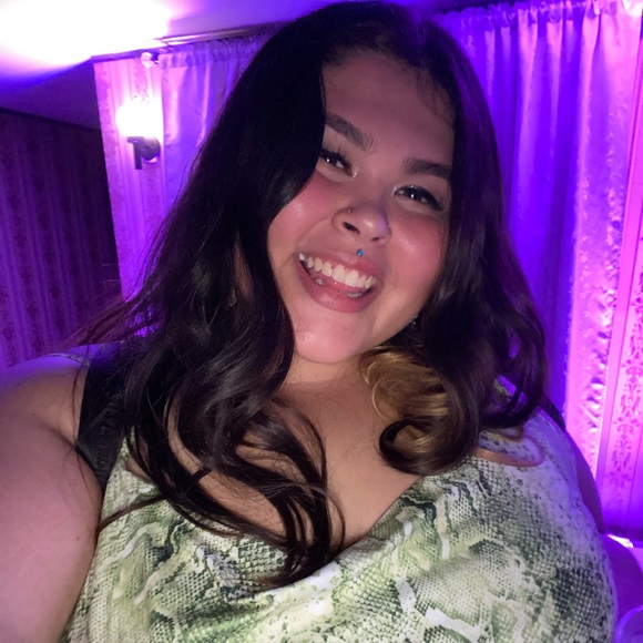 Profile Picture of Ysabel Mondragon (@ysabelmondragon) on Poshmark