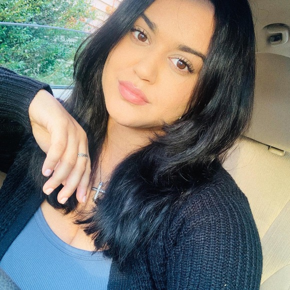 Profile Picture of Alexandra Barrows (@alexandrabar927) on Poshmark