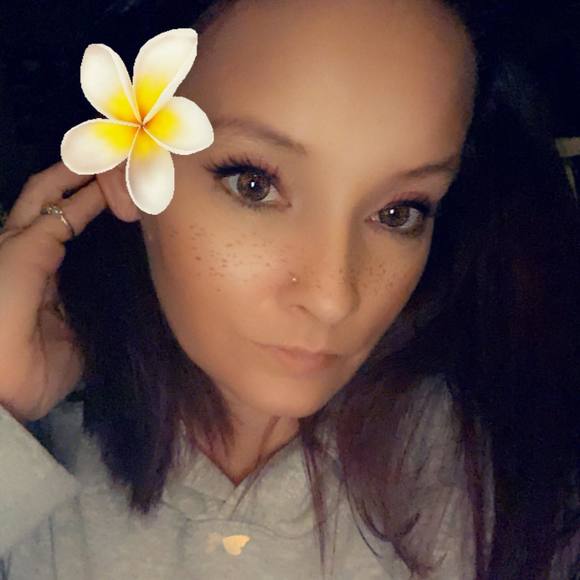 Profile Picture of Lisa Siegman (@lisamarie3383) on Poshmark