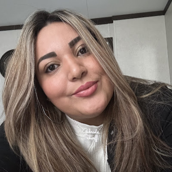 Profile Picture of Gabriela Scharff (@gabrielascharff) on Poshmark
