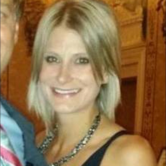 Profile Picture of Ashley Sarbinoff (@asarbino) on Poshmark