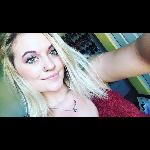 Profile Picture of Nicole Kenealy (@nicolekenealy) on Poshmark