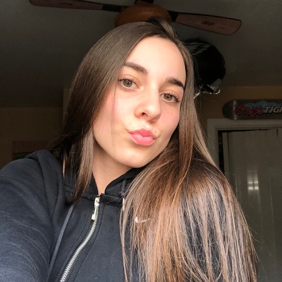 Profile Picture of Lauren Deplato (@laurdeplato__) on Poshmark