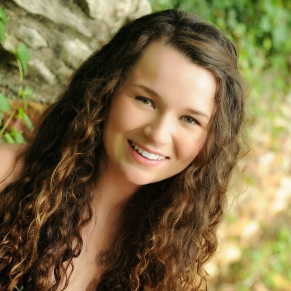 Profile Picture of Cynthia Crise (@cynthiawc) on Poshmark