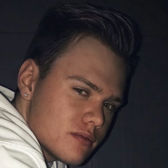 Profile Picture of Devin Pyzer (@devinpyzer) on Poshmark