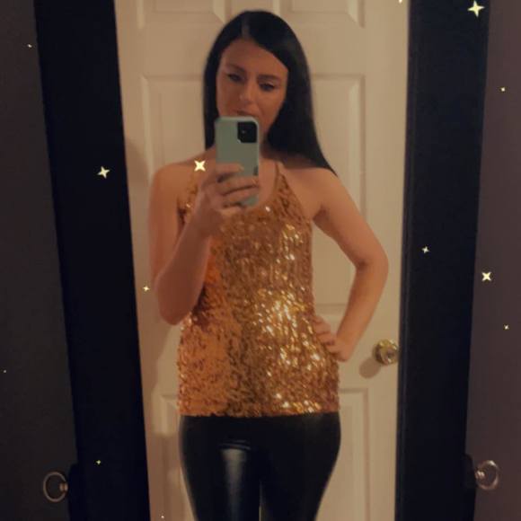 Profile Picture of Julia Mattingly livers (@julia_89_2007) on Poshmark