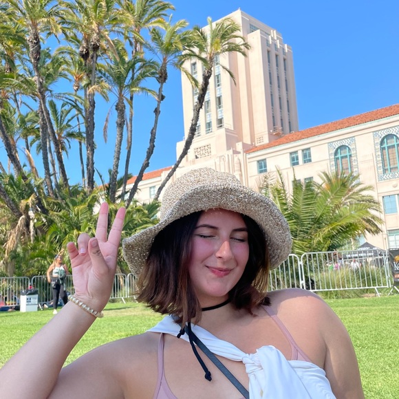 Profile Picture of Carolyn Davies (@carolyndavie293) on Poshmark