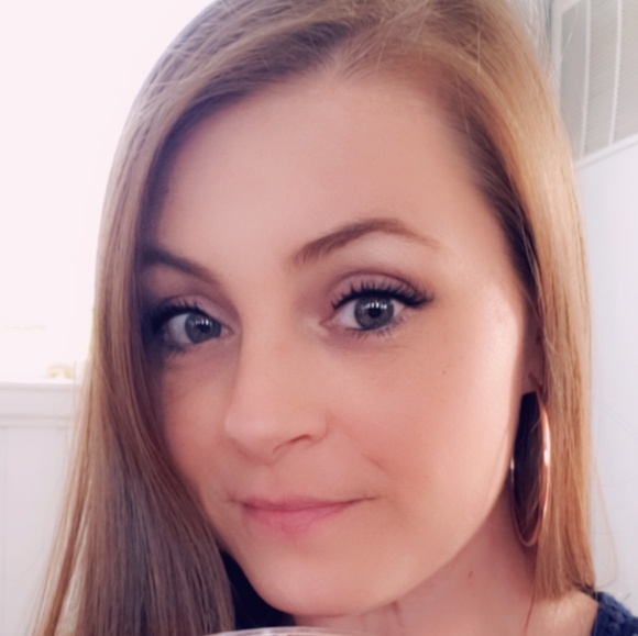 Profile Picture of Sharee Robertson (@shareerobertson) on Poshmark