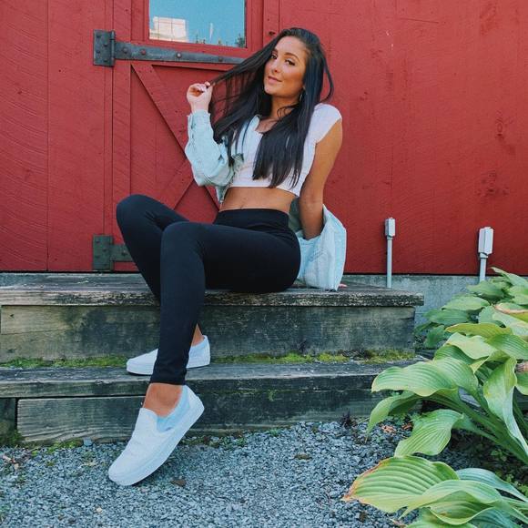 Profile Picture of Julia Francolino (@jfranc19) on Poshmark