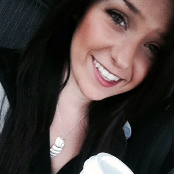 Profile Picture of Arianna Hosinski (@ariannaalyse) on Poshmark