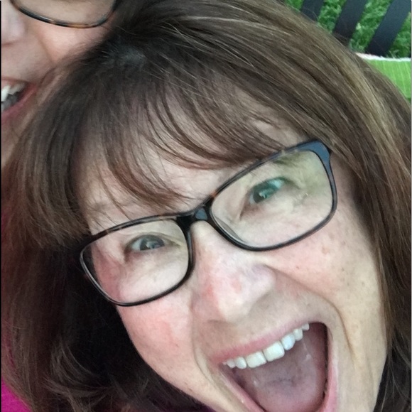 Profile Picture of Lisa Mac (@lisadawne) on Poshmark